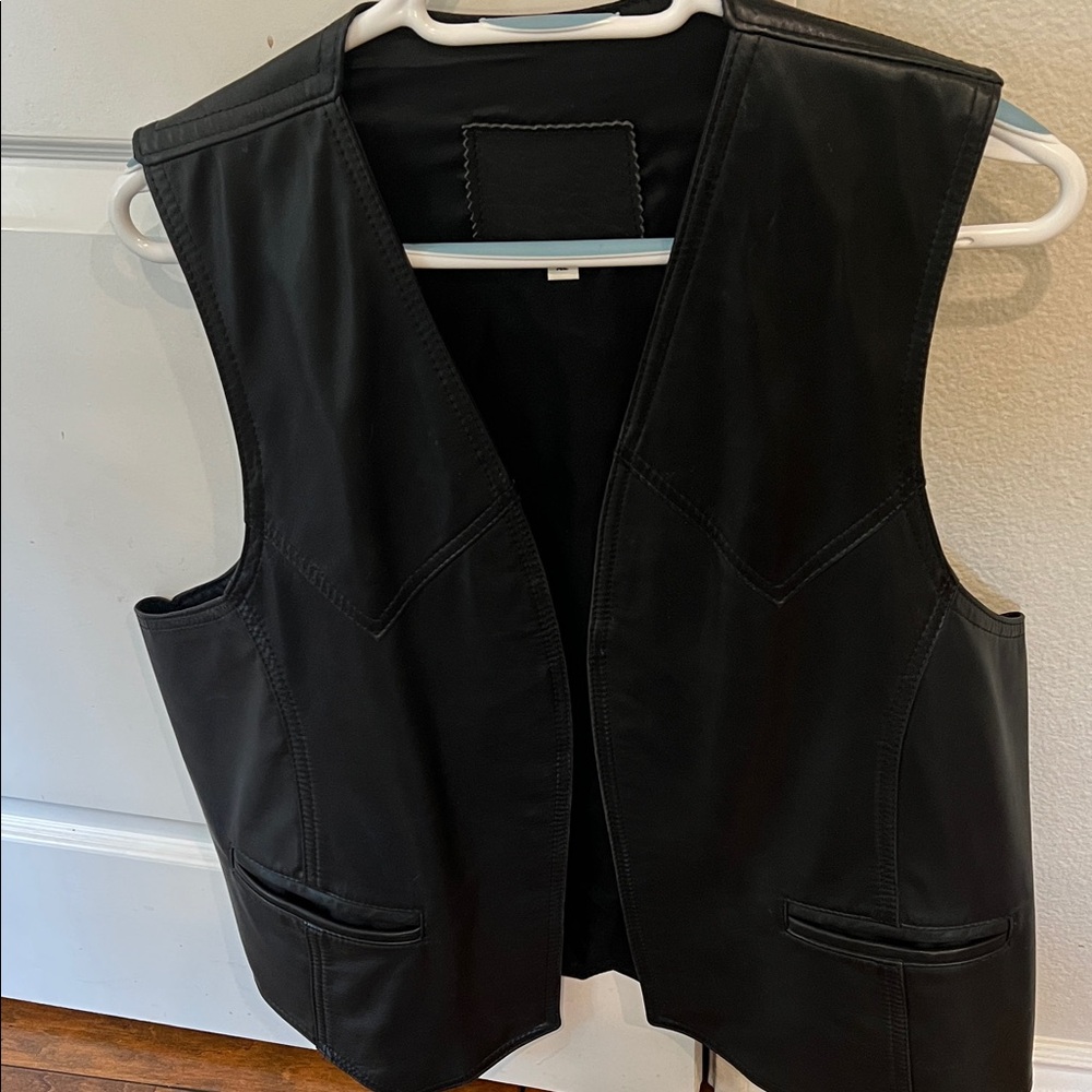 Mens leather vest. Size xl black